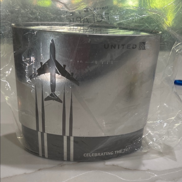 NWT United Airlines Oval 747 Tin Celebrating The 747 Amenities Kit Silver - Picture 1 of 3